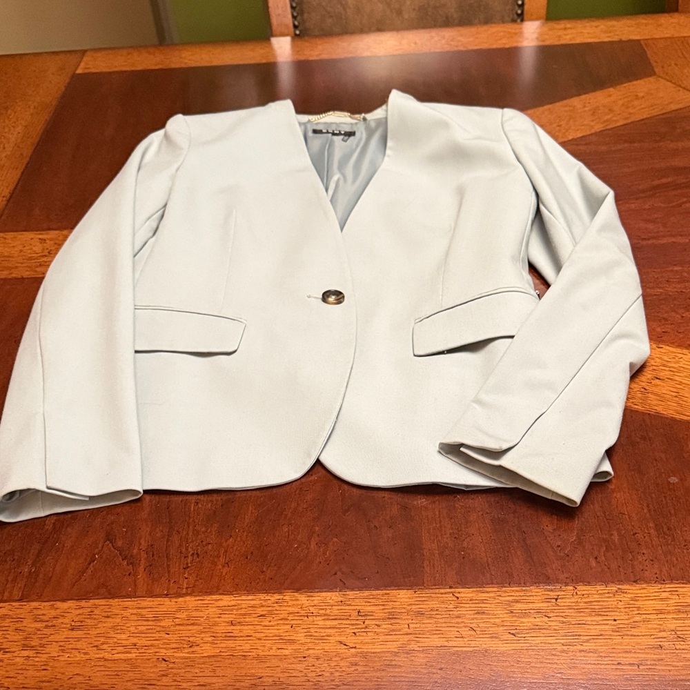 Women’s pale green jacket in a size 6